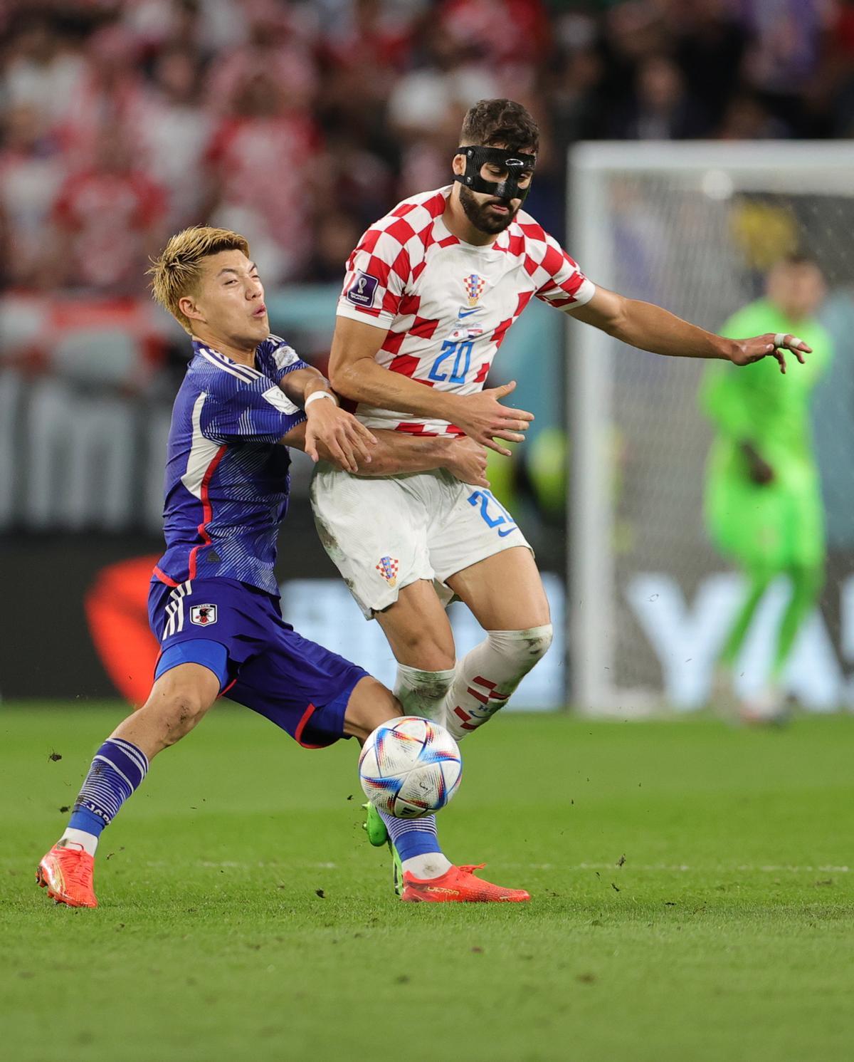 Al Wakrah (Qatar), 05/12/2022.- Ritsu Doan (L) of Japan in action against Josko Gvardiol of Croatia during the FIFA World Cup 2022 round of 16 soccer match between Japan and Croatia at Al Janoub Stadium in Al Wakrah, Qatar, 05 December 2022. (Mundial de Fútbol, Croacia, Japón, Catar) EFE/EPA/Friedemann Vogel