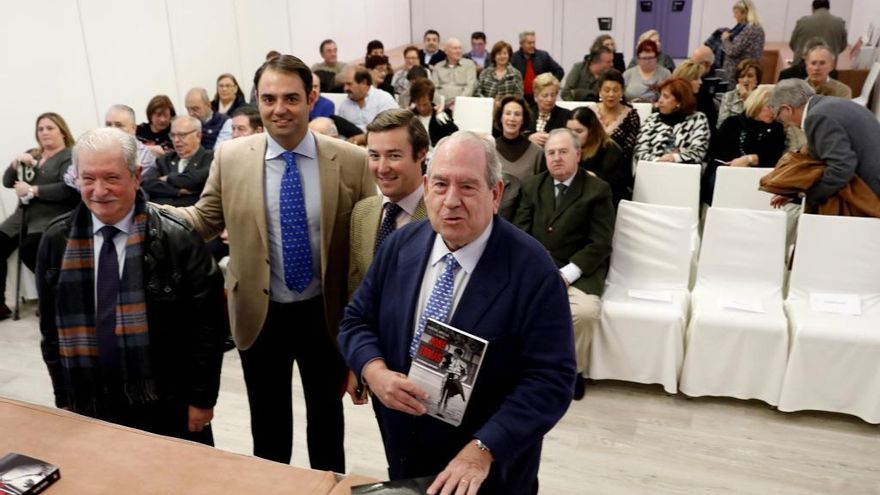 Por la izquierda, José Luis Espina (presidente de la peña José Tomás), Carlos Zúñiga, Álvaro Martínez y Carlos Abella, durante el acto taurino.