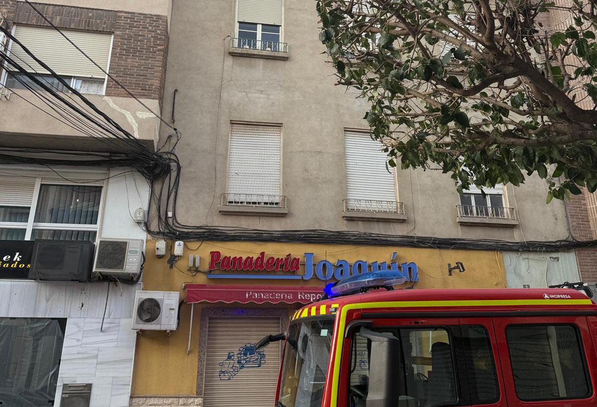 Fachada de la panadería Joaquín, donde ha ocurrido el desplome de la chimenea
