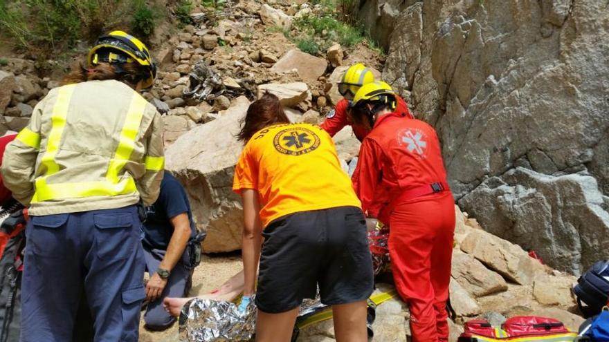 Els serveis d&#039;emergència acaben de rescatar el ferit a la punta de Sa Boquera a Tossa de Mar · ACN