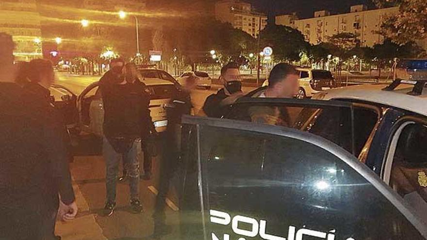 Agentes de la Policía Nacional durante la detención de un asaltante.