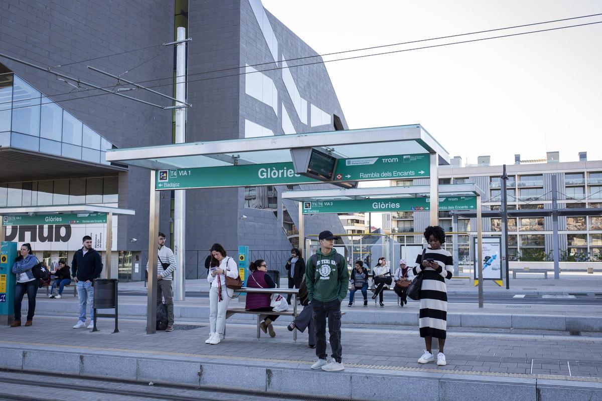 Esperando el Tram en Glòries, el pasado jueves