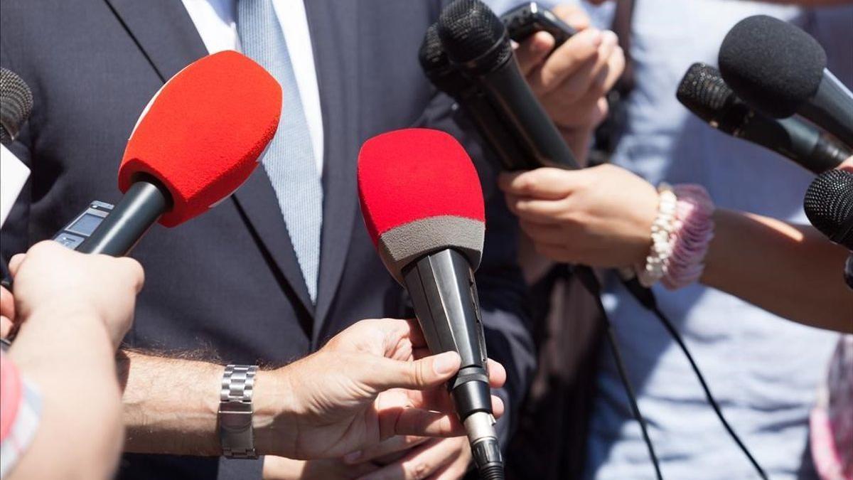 Bruselas propone una ley para aumentar la protección de periodistas y medios de comunicación.