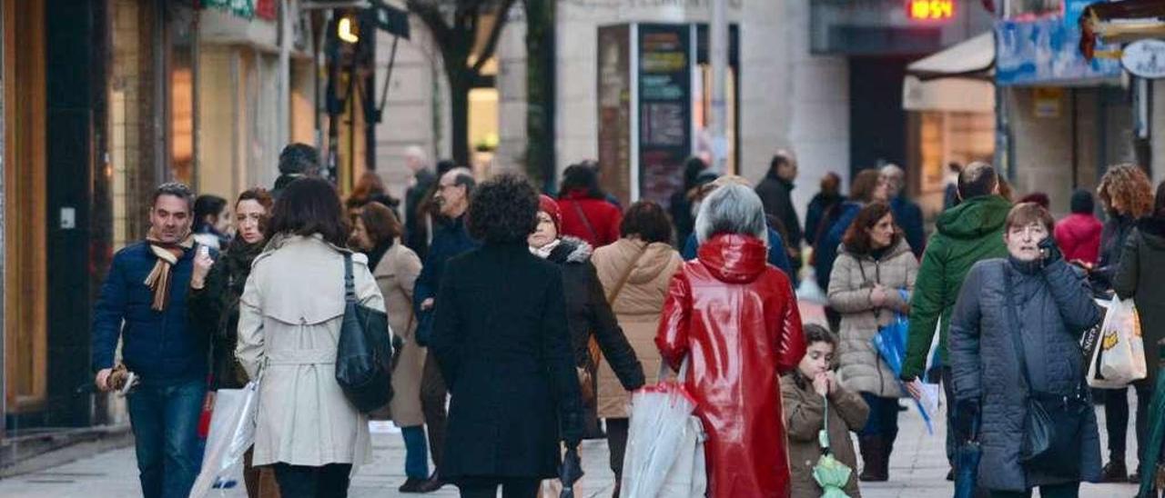 Gente caminando por el centro de Pontevedra. // Rafa Vázquez