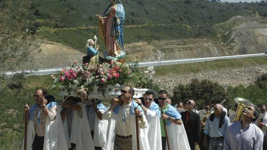 Procesión con la imagen de la Virgen de la Riberinha en un anterior festejo.