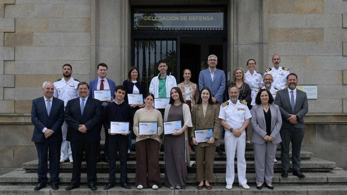 Imagen de los alumnos, representantes del Gobierno y autoridades militares presentes en el concurso ´Cartas a un Militar Español´
