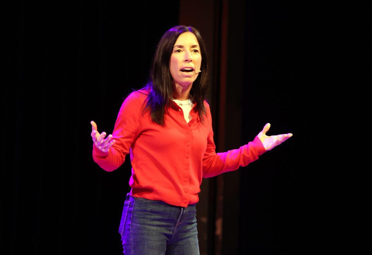 Imatges del monòleg teatral 'Fills: no deu ser tan difícil!', de la manresana Míriam Tirado