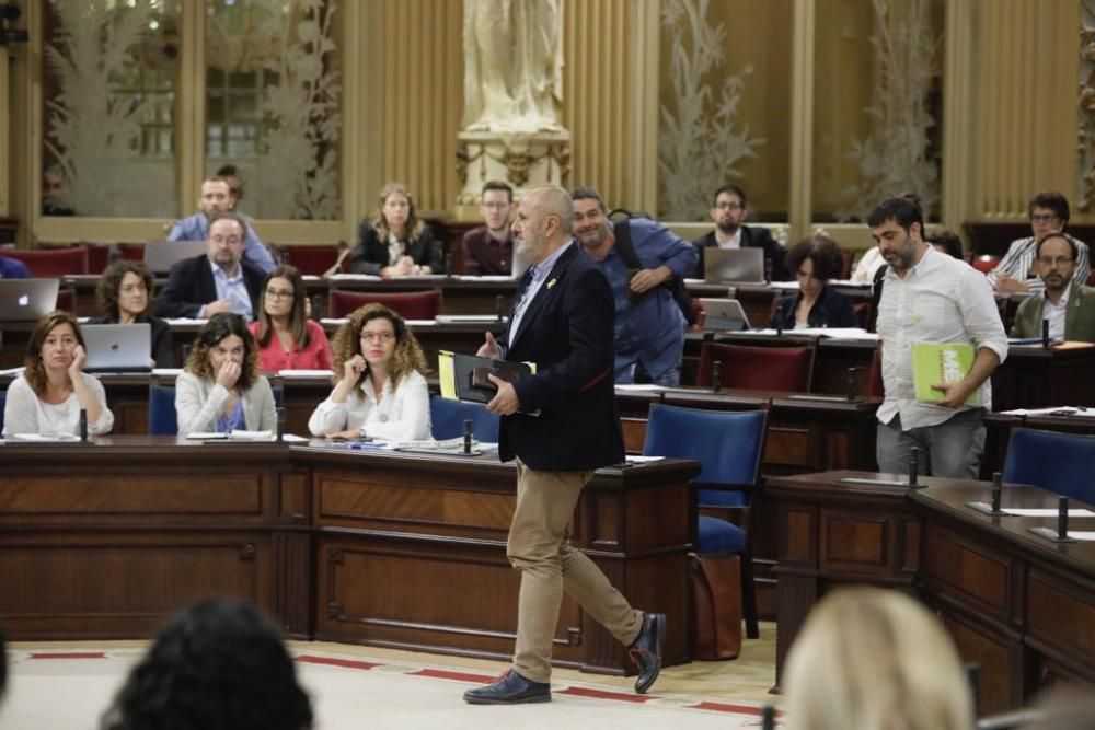 Més abandona el Parlament en protesta por la sentencia del 'procés' y Vox pide su ilegalización