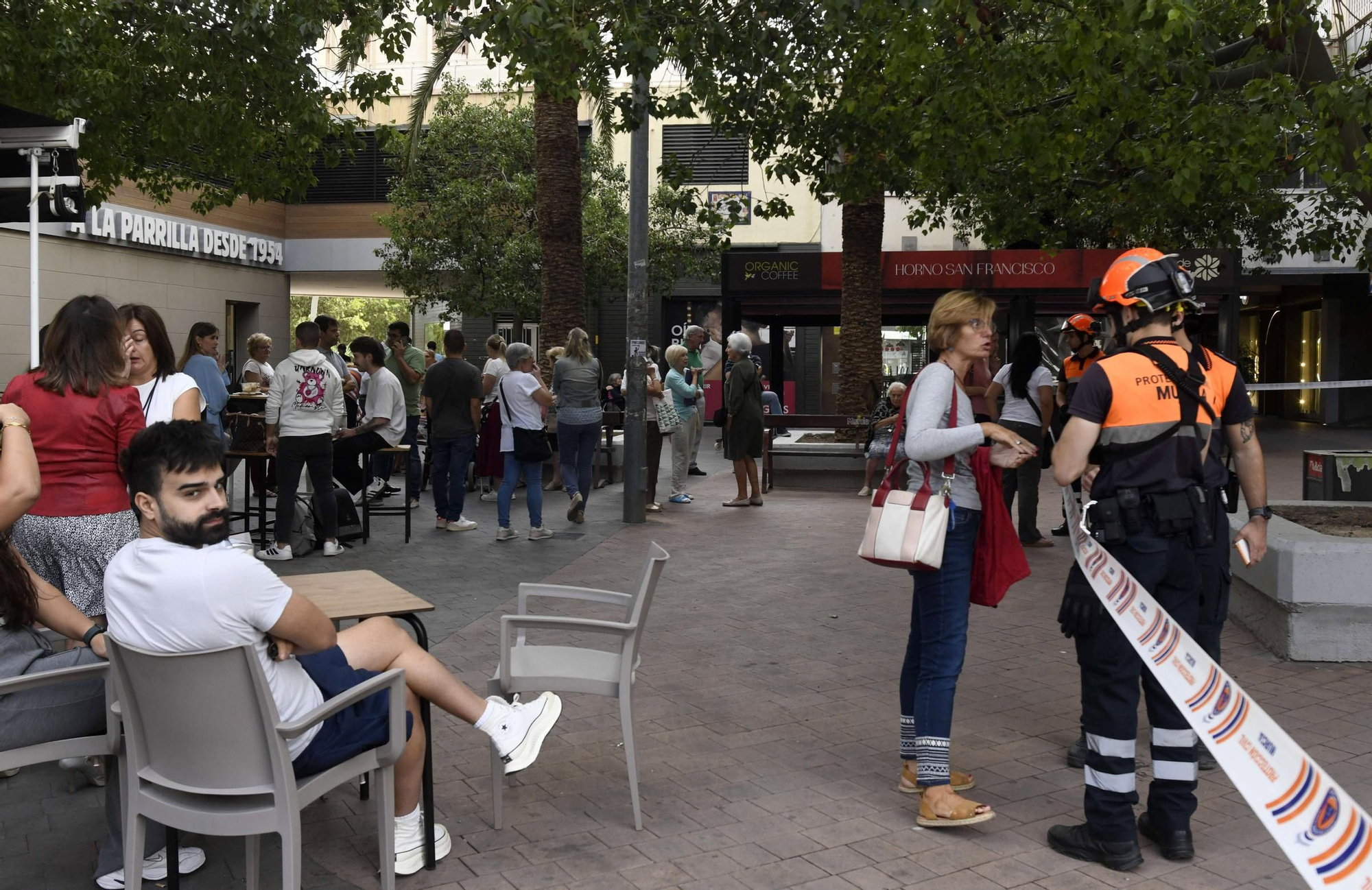 El incendio de un edificio en la Plaza Condestable, en imágenes