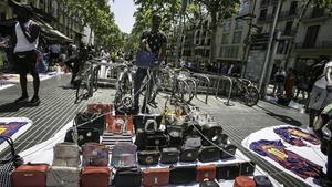 Expansión del ’top manta’ en la Rambla.