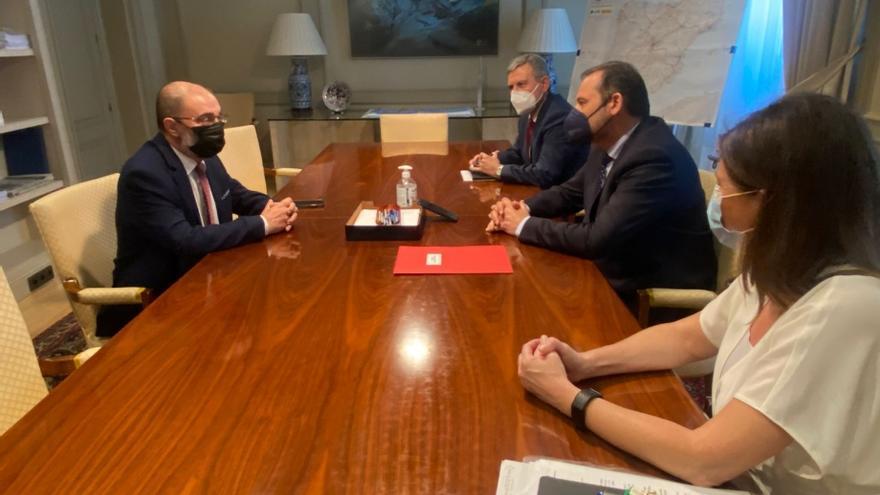 El presidente de Aragón, Javier Lambán, y el ministro de Transportes, José Luis Ábalos, se han reunido este martes en Madrid, donde han alcanzado el acuerdo.