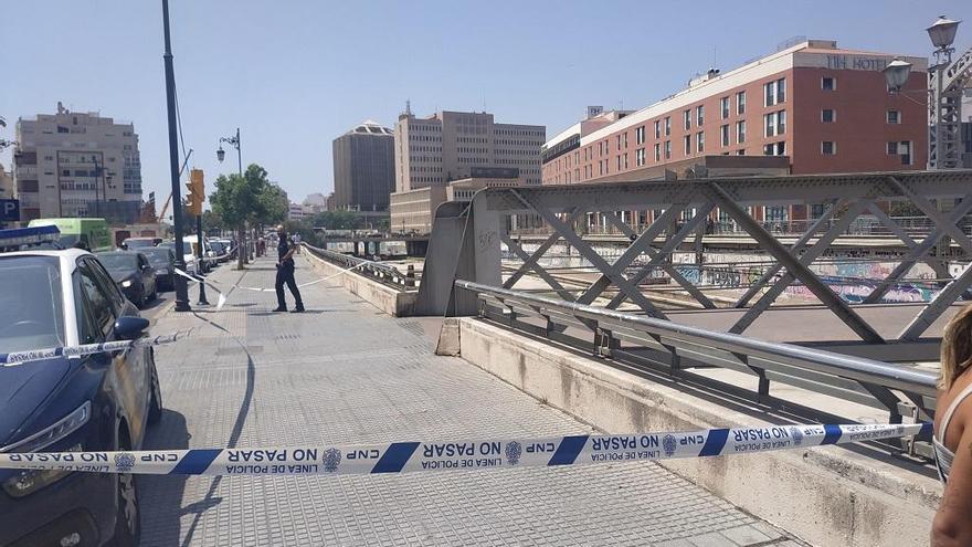 Una mujer se precipita al Guadalmedina desde el puente de los Alemanes.