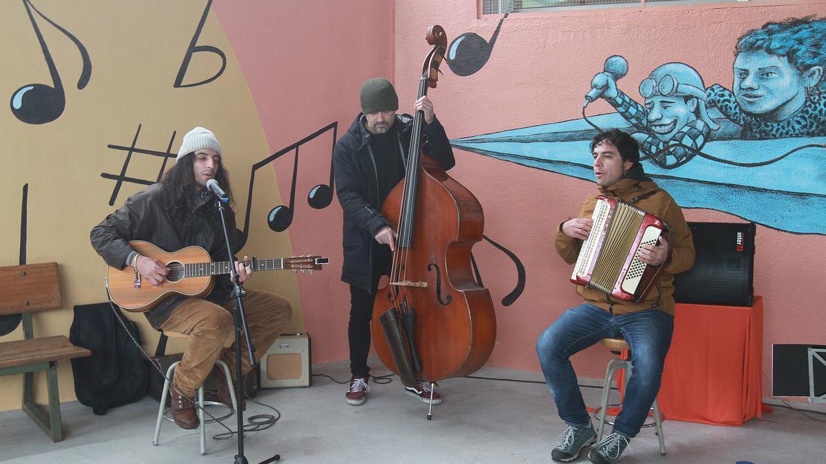 Actuación musical inspirada en la historia de la melodía que recogieron Alan Lomax y Jeanette Bell, reflejados en el mural.