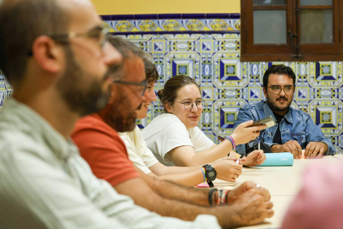 Reunión del grupo LGTBI en el Centro Arrupe del barrio del Botánico (València)