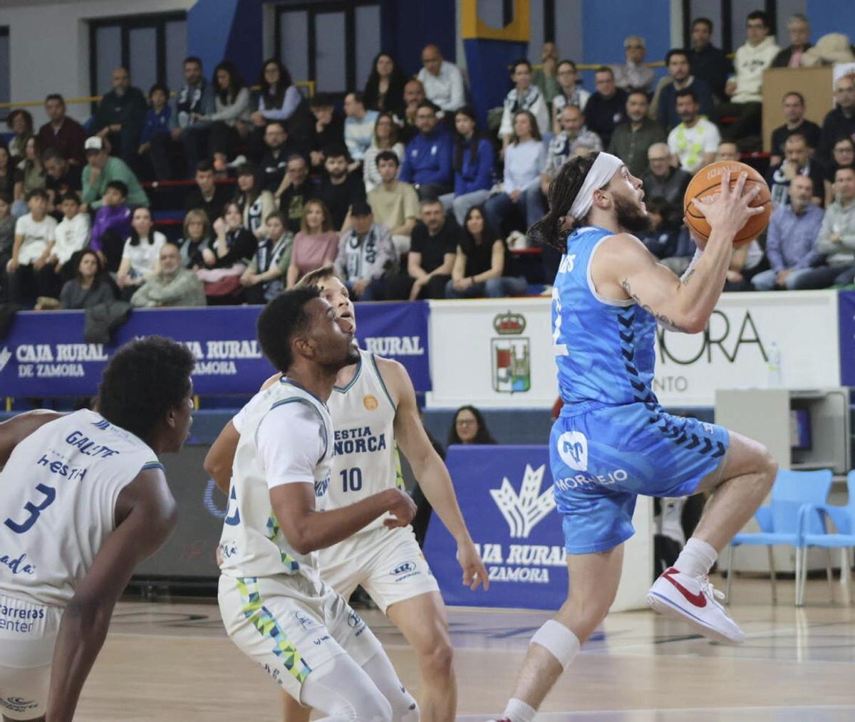 Roberts ejecuta una entrada a canasta | ALBA PRIETO