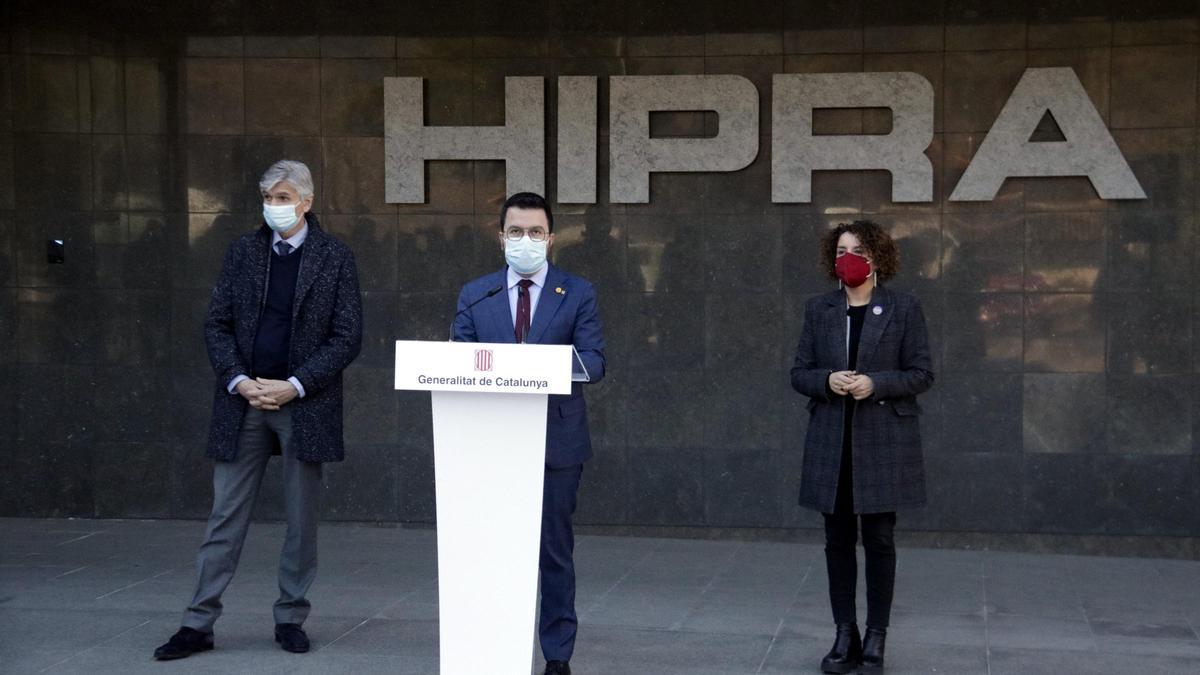 Pla general del president Pere Aragonès i el conseller Josep Maria Argimon a la farmacèutica Hipra d&#039;Amer, el 17 de gener del 2021 (horitzontal)