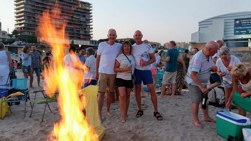 La comunidad extranjera de El Campello participa en la Noche de San Juan