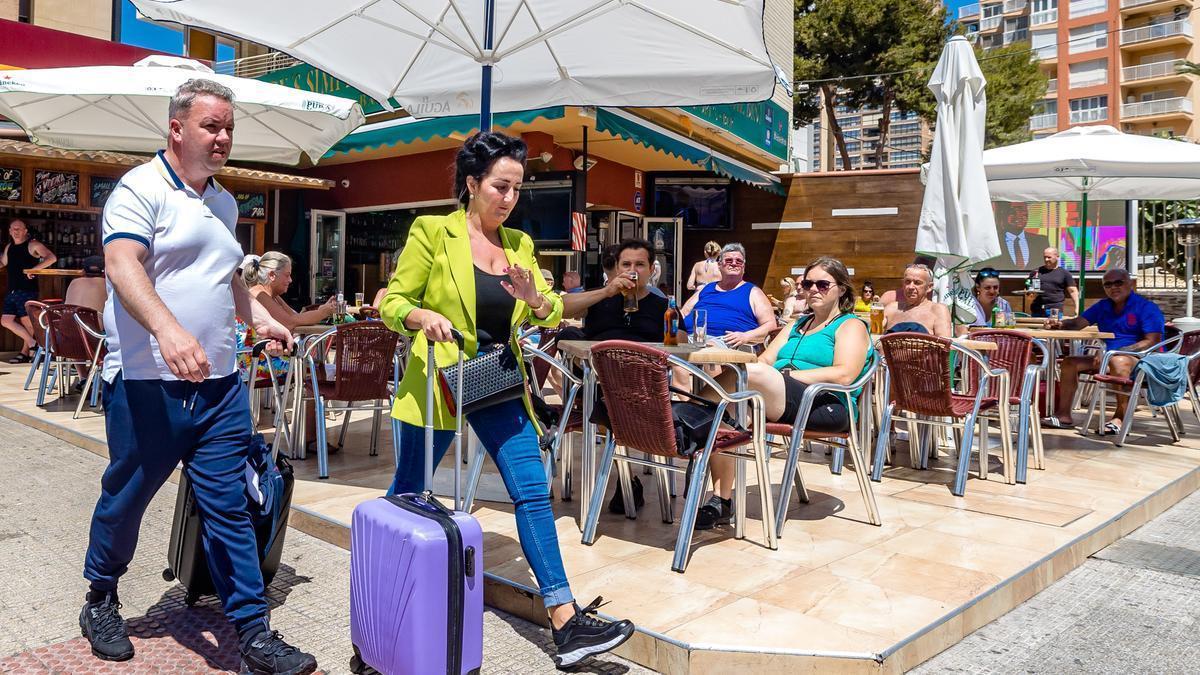 Turistas británicos con maletas en Benidorm.