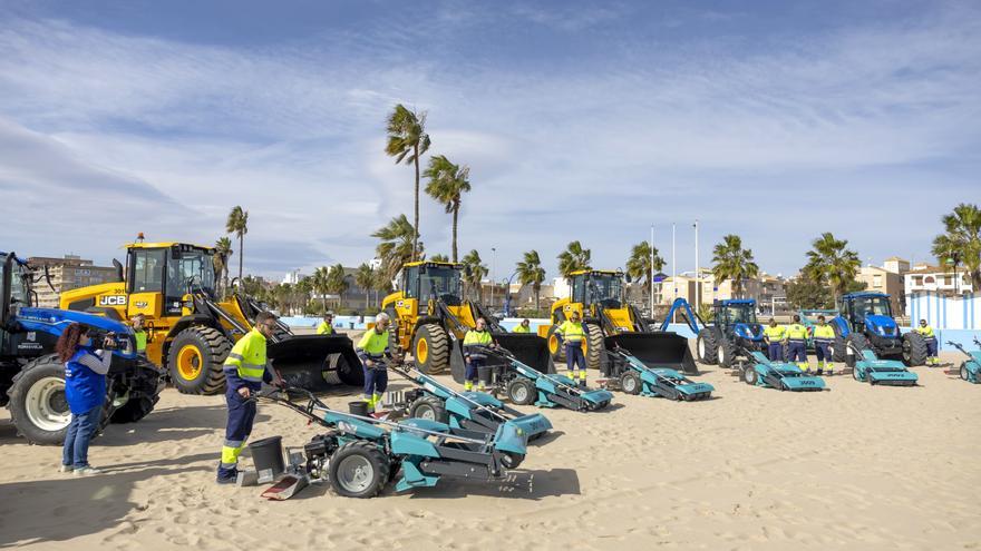Torrevieja renueva la flota de vehículos que limpian sus playas con una inversión de 3,4 millones