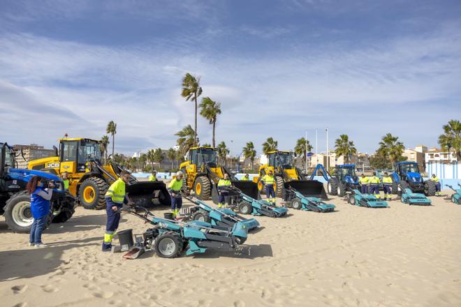 Presentación de la nueva maquinaria de limpieza de playas que ha costado 3,4 millones de euros