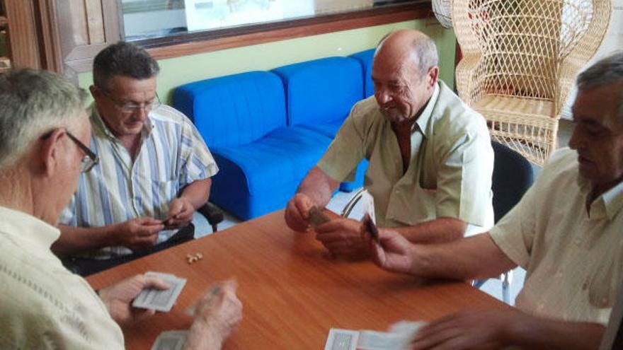 Un grupo de vecinos de la pedanía de la Higuera en plena partida de zanga.