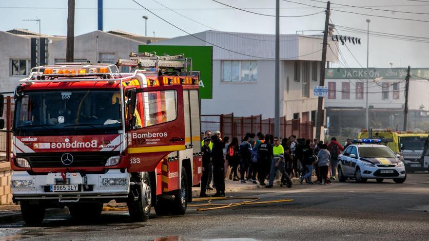 Todas las imágenes del incendio en el polígono de Carrrús de Elche