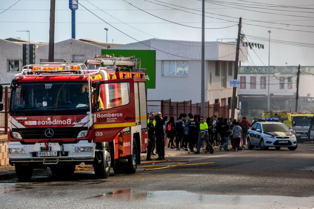 Incendio en el polígono de Carrrús en Elche