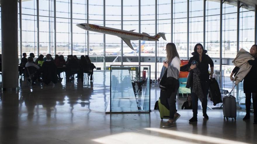 El aeropuerto de València busca a los dueños de 24 aeronaves abandonadas