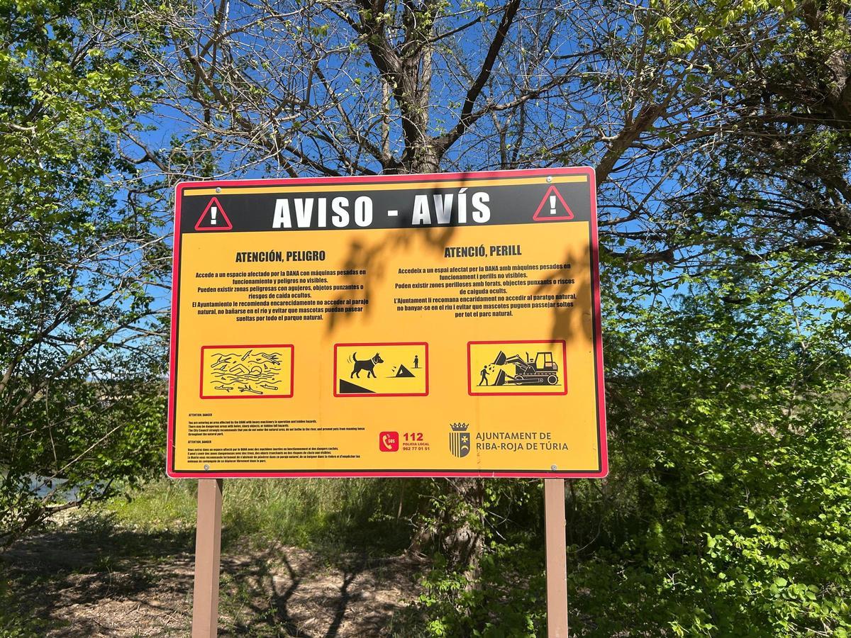 Uno de los carteles de precaución en la zona de baño del río Túria a su paso por Riba-roja.