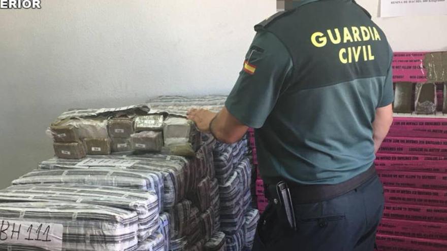 Un agente de la Guardia Civil, con la mercancía incautado