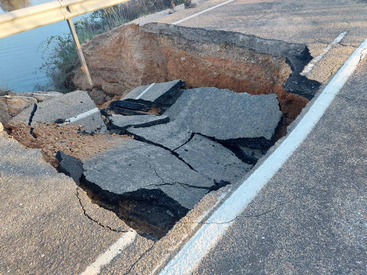 Profundidad del socavón formado en la carretera de Villardeciervos.