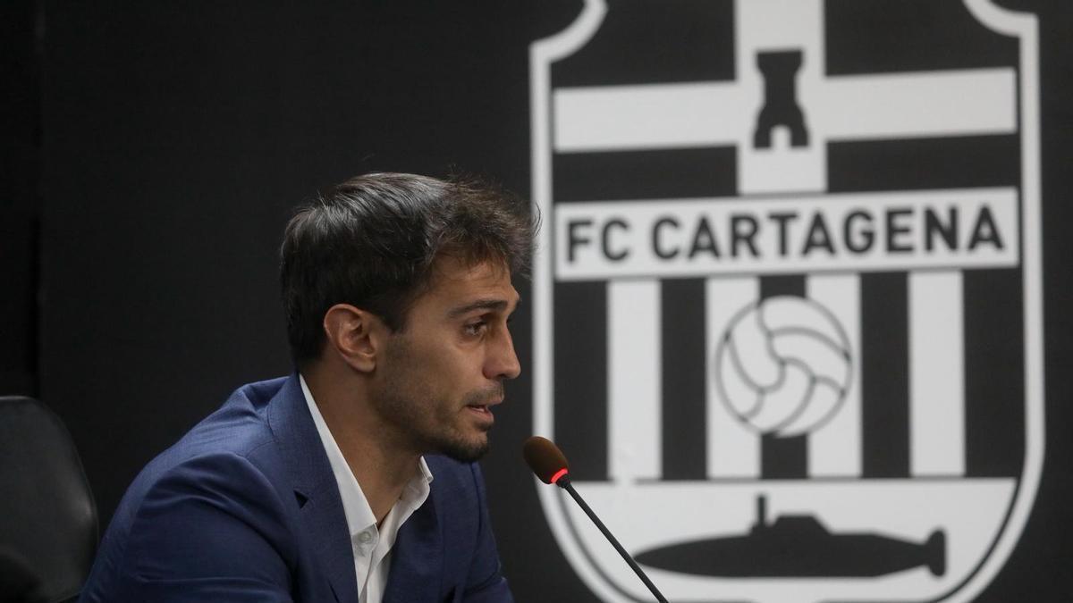 Alejandro Arribas, durante la rueda de prensa del FC Cartagena a principios de verano.