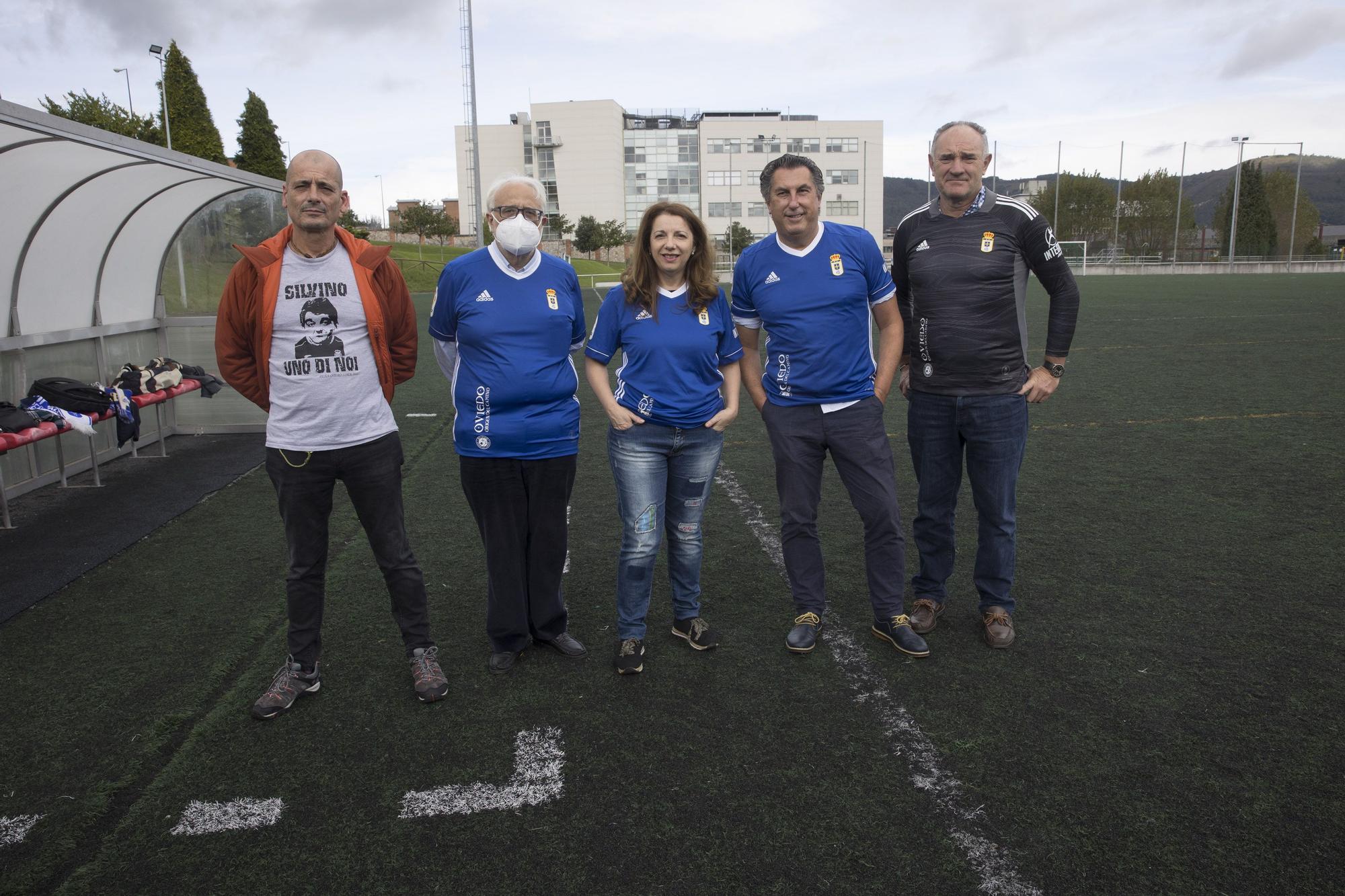 Los aficionados del Oviedo y del Sporting se visten de jugadores para el derbi