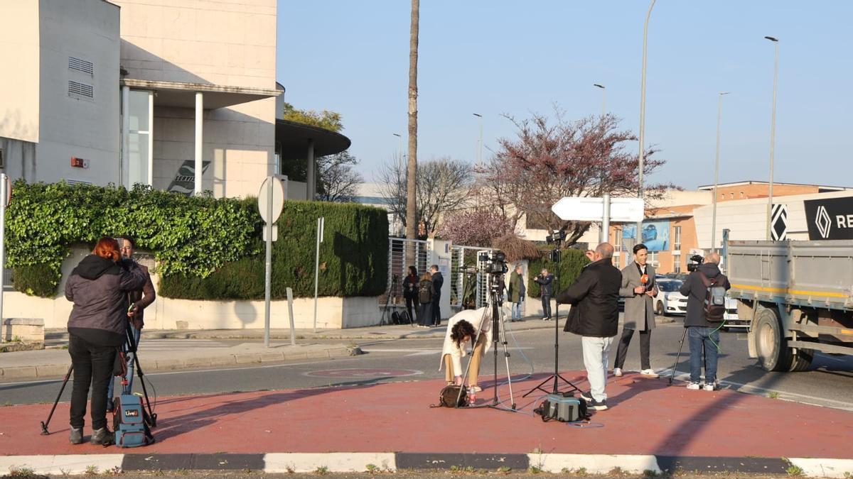 Expectación a las puertas del tanatorio de Xàtiva donde reposan los restos de Tejero