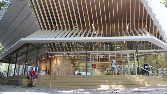 Vecinos de Barcelona reclaman más bibliotecas abiertas en agosto para combatir el calor y descansar: "Son esenciales"