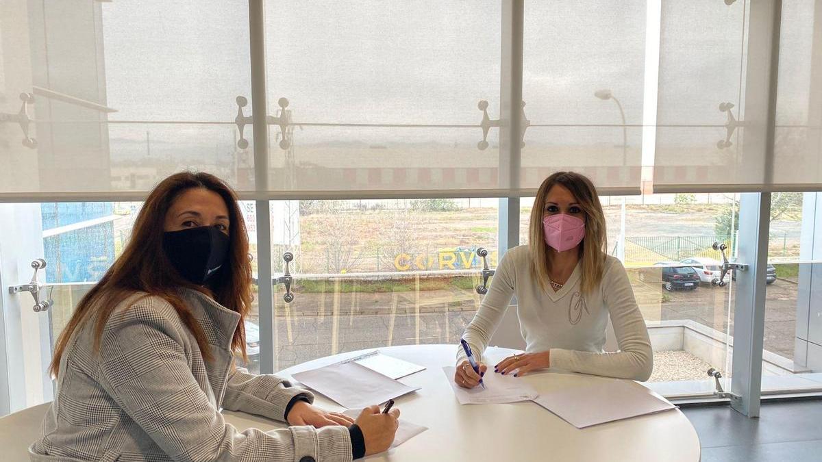 La gerente de Metalcórdoba, Rosa Mata, y la de ICM, María Luisa Crespín, en la firma del acuerdo.