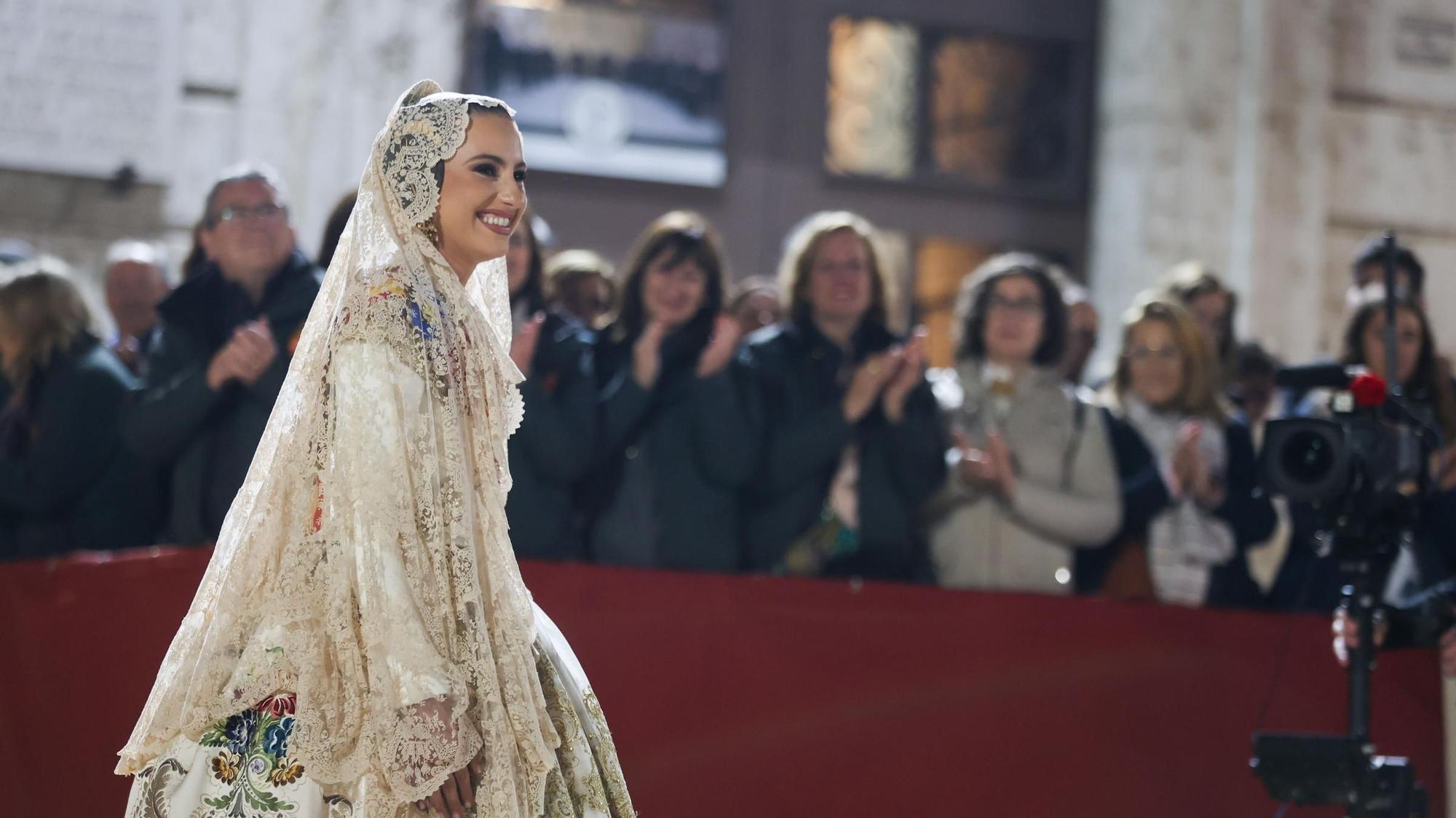 La fallera mayor de Valencia, María Estela Arlandis, ofrenda a la Virgen