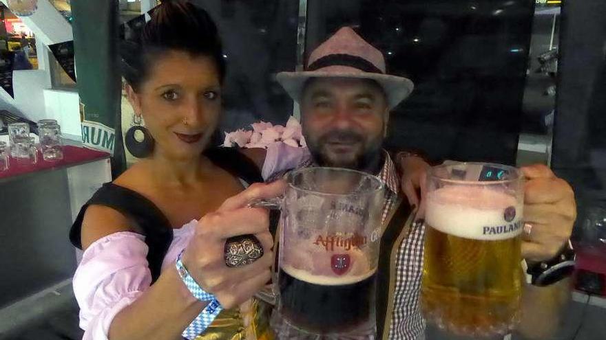 Bea Martínez y Chon Pola, con jarras de cerveza en una de las barras del Oktoberfest.