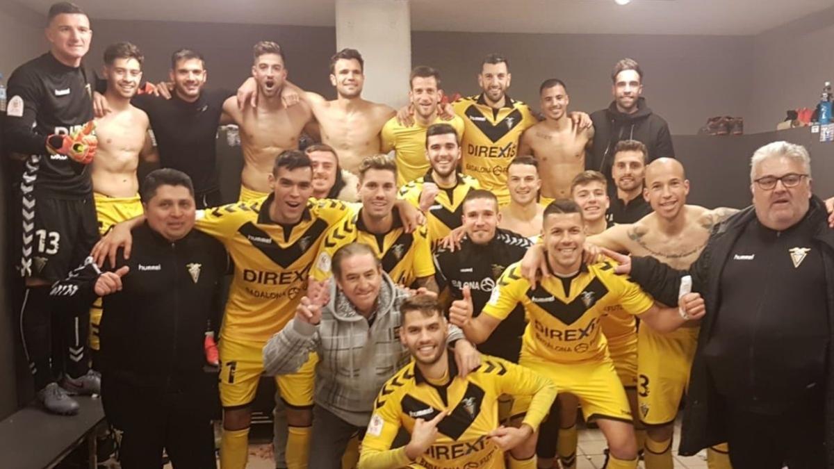 Los jugadores del Badalona celebran el triunfo en el vestuario.