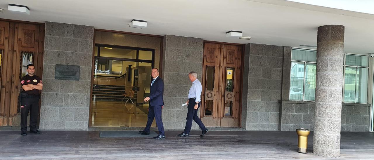 Augusto Hidalgo y Sebastián Franquis, al llegar a la reunión en el Cabildo