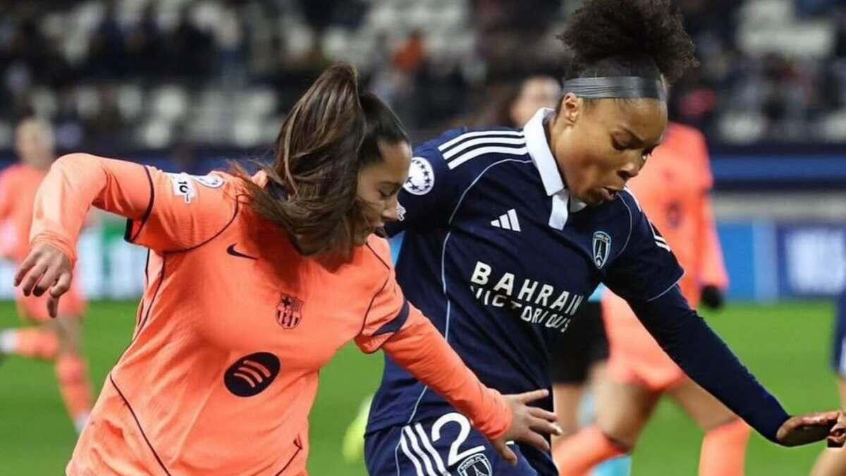 Lúa Arufe, izquierda, pugna por un balón con una jugadora del Paris FC en su debut en Champions