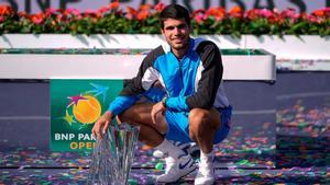 Alcaraz, con el trofeo de Indian Wells