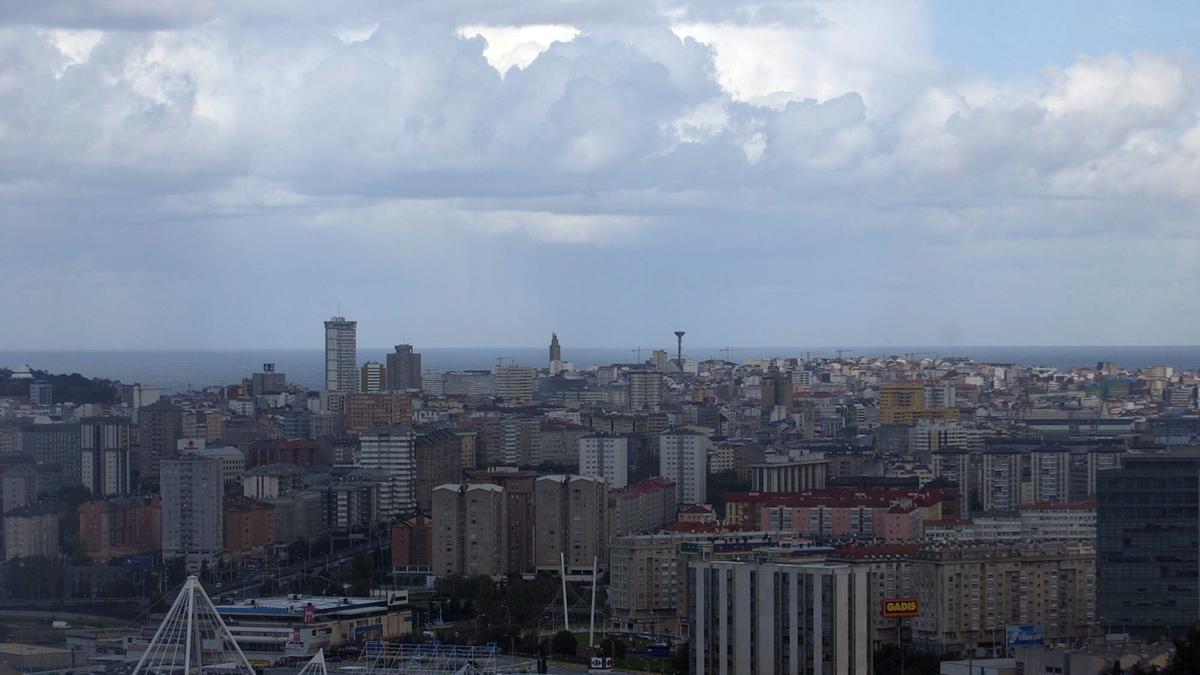 Vista de A Coruña bajo un cielo cubierto de nubes.