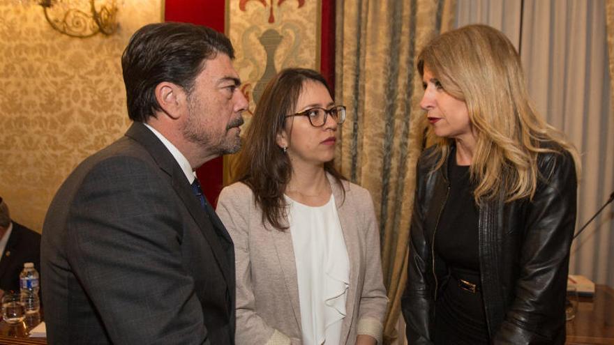 Yaneth Giraldo, en el centro, junto a Luis Barcala y Eva Montesinos