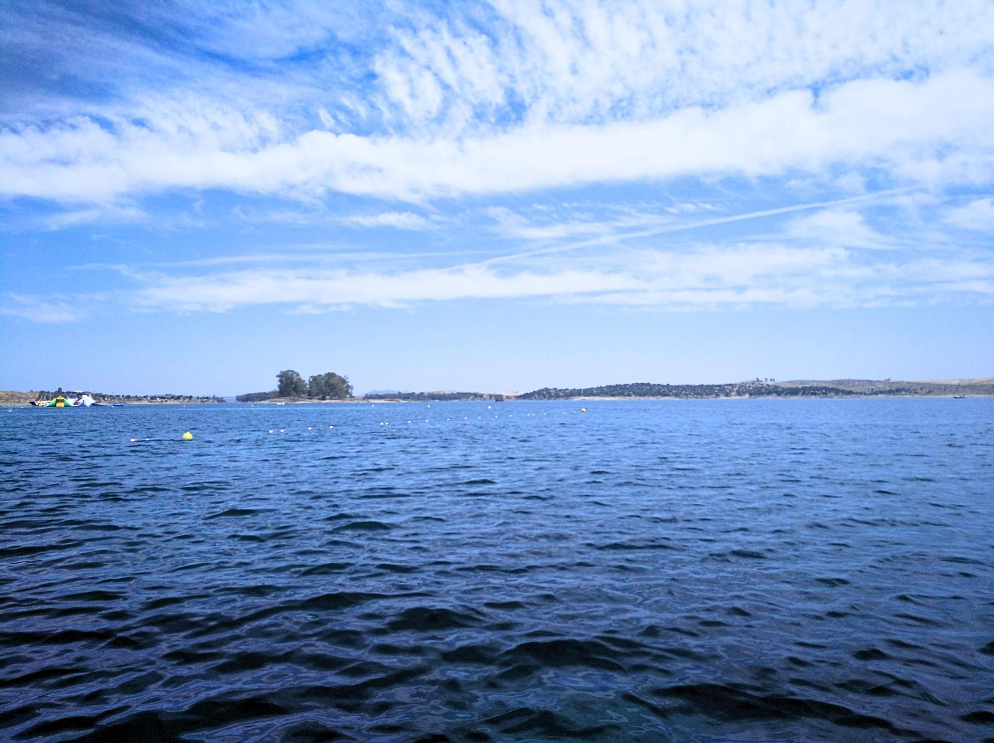 Imagen del pantano de Orellana.