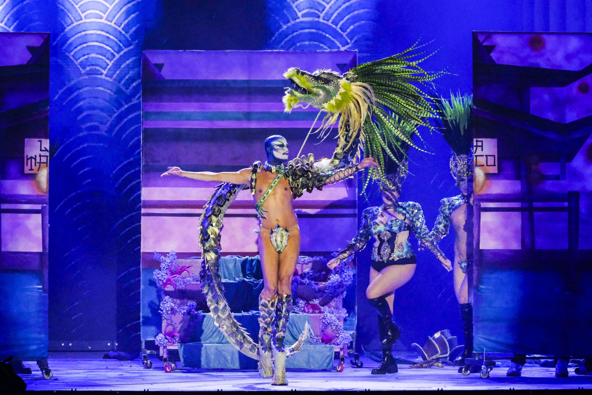 6. Drag La Tacones (Kevin Doramas Jiménez Moreno) Con el patrocinio de Carrozas José Halcón y un diseño de MASBE Creaciones presenta la fantasía Honor y Gloria.