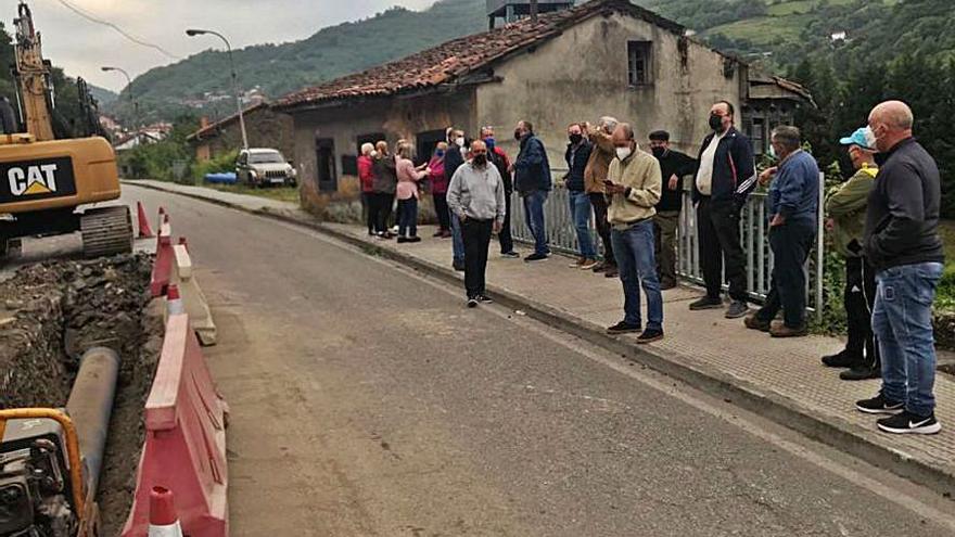 Los vecinos de Caborana paralizan la obra en la carretera.