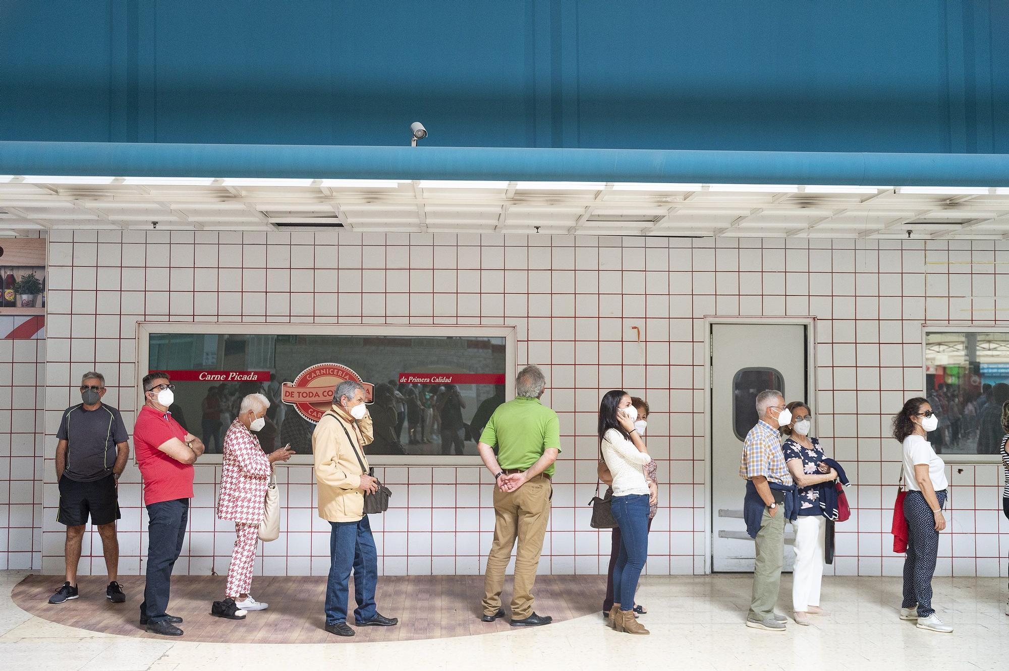 Segundo día de vacunaciones y retrasos en el Centro Comercial La Rambla