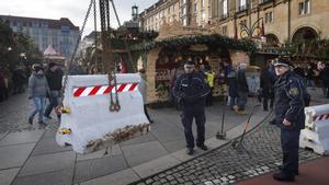Barreras de hormigón para proteger un mercadillo navideño en Dresde.