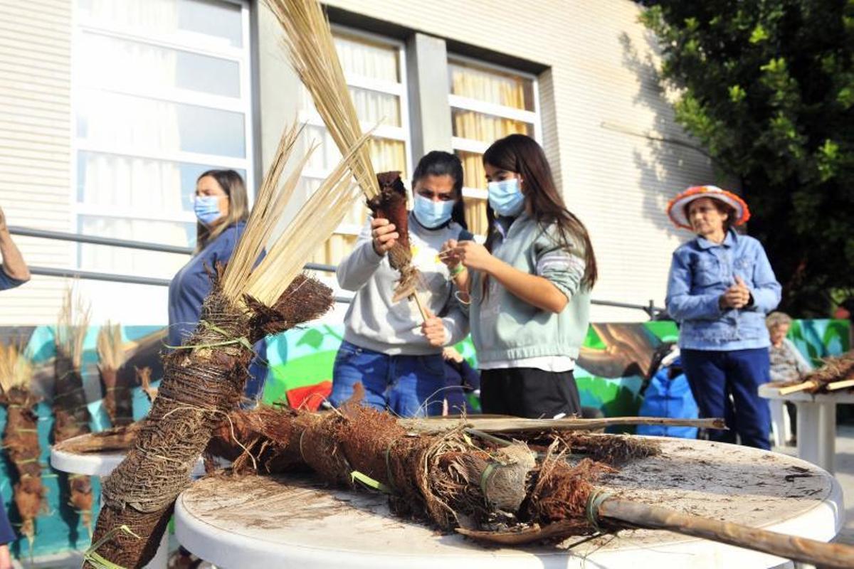 El taller de «atxes» celebrado ayer en la Residencia de Altabix, en el que niños, adultos y mayores compartieron la elaboración de las tradicionales antorchas. | MATÍAS SEGARRA